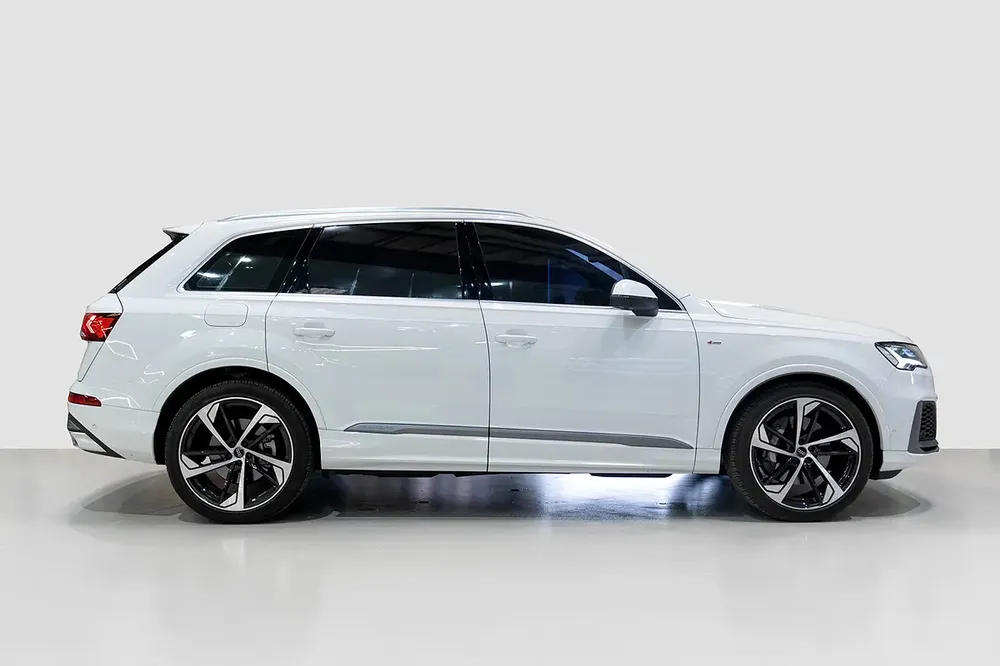 Audi Q7 55 TFSI Quattro S line 2023 With warranty and service contract - Image 11