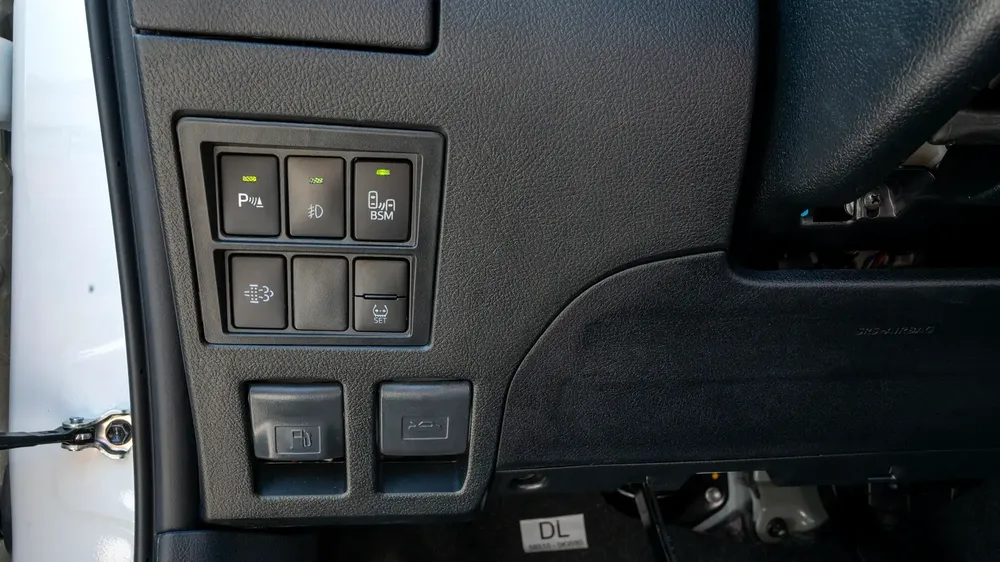 2026 Toyota Hilux SGLX 2.8L AT Diesel (White-Red) - Image 9
