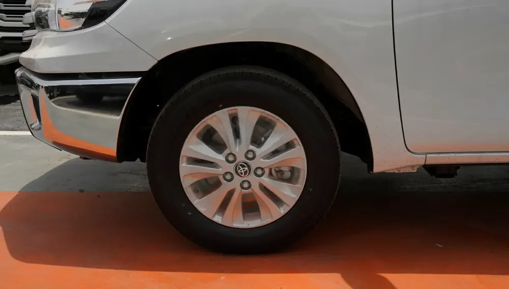 2025 Toyota Hilux 4X2 2.7L Automatic Full GCC - Export - Image 5