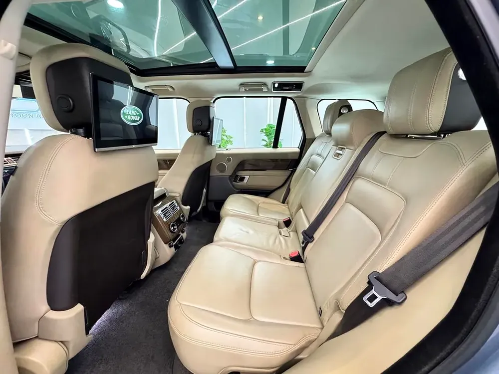 AUTOBIOGRAPHY RANGE ROVER VOGUE || GCC II FULLY LOADED I| PANORAMIC I| SCREENS || ACCIDENTS FREE - Image 17