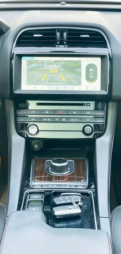 201 JAGUAR F-PACE GCC SPECS SINGLE OWNER WELL MAINTAINED IN EXCELLENT CONDITION - Image 17