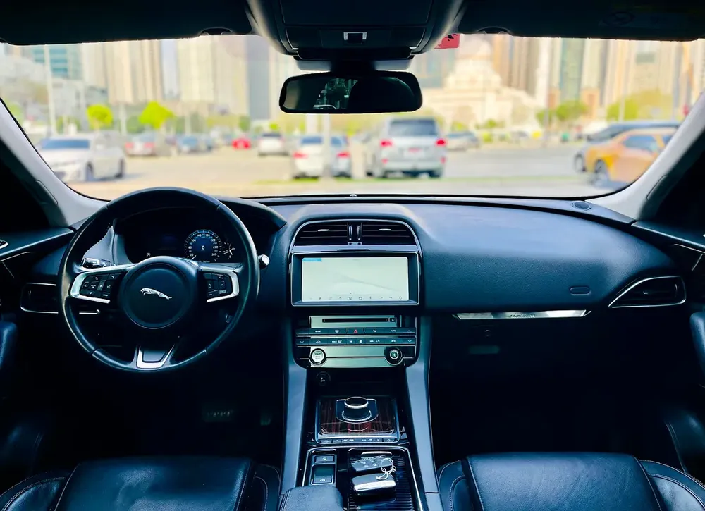201 JAGUAR F-PACE GCC SPECS SINGLE OWNER WELL MAINTAINED IN EXCELLENT CONDITION - Image 19