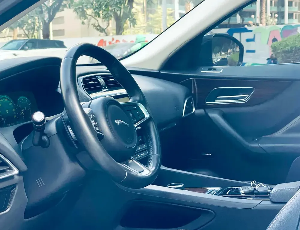 201 JAGUAR F-PACE GCC SPECS SINGLE OWNER WELL MAINTAINED IN EXCELLENT CONDITION - Image 9