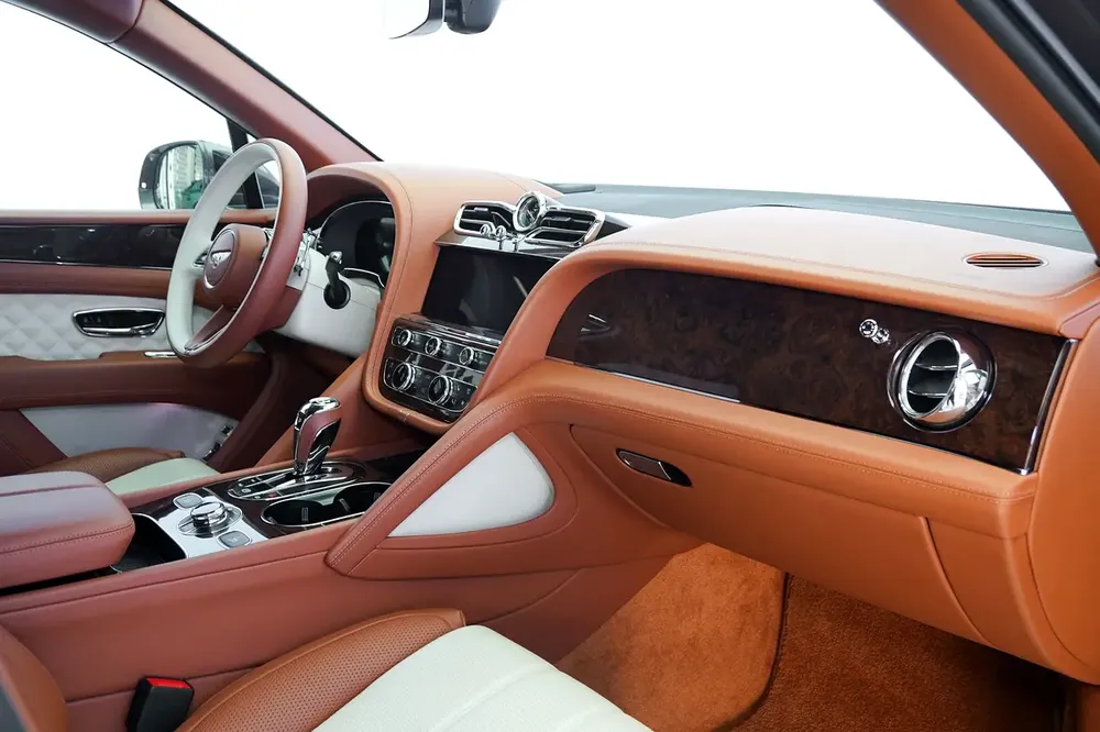 BENTAYGA V8 | TWO TONE INTERIOR | WARRANTY AVAILABLE - Image 10