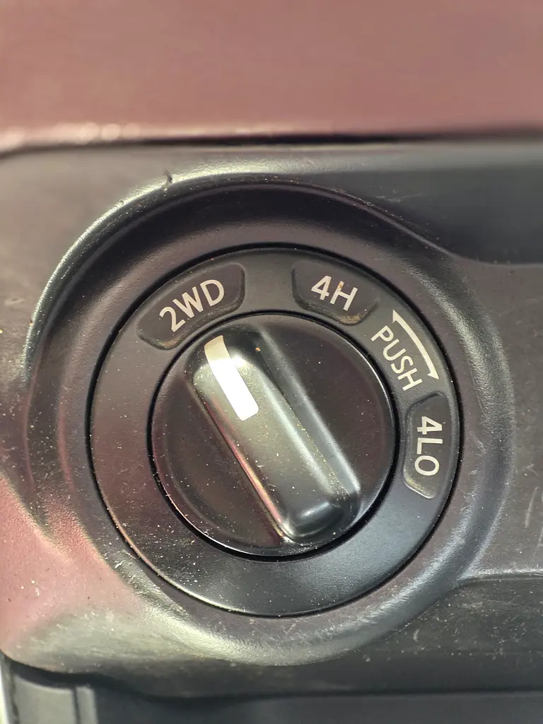 Nissan Navara 2016 Automatic Gear Double Cabin 4x4 SE GCC - Image 11