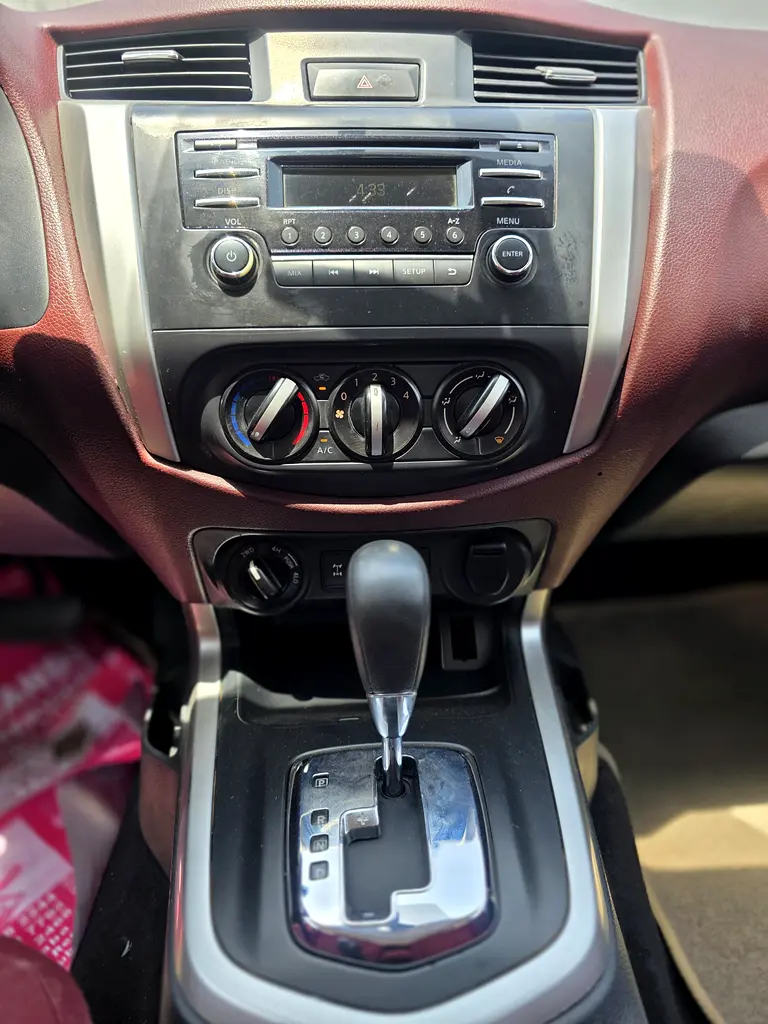 Nissan Navara 2016 Automatic Gear Double Cabin 4x4 SE GCC - Image 12
