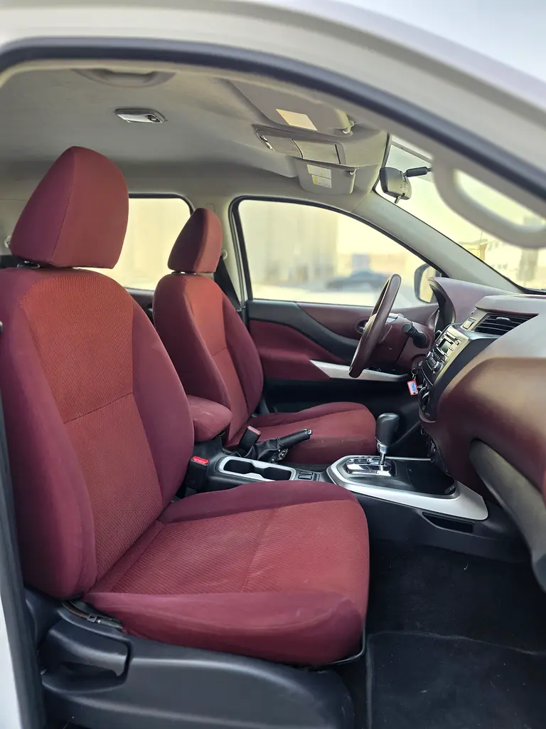 Nissan Navara 2016 Automatic Gear Double Cabin 4x4 SE GCC - Image 15
