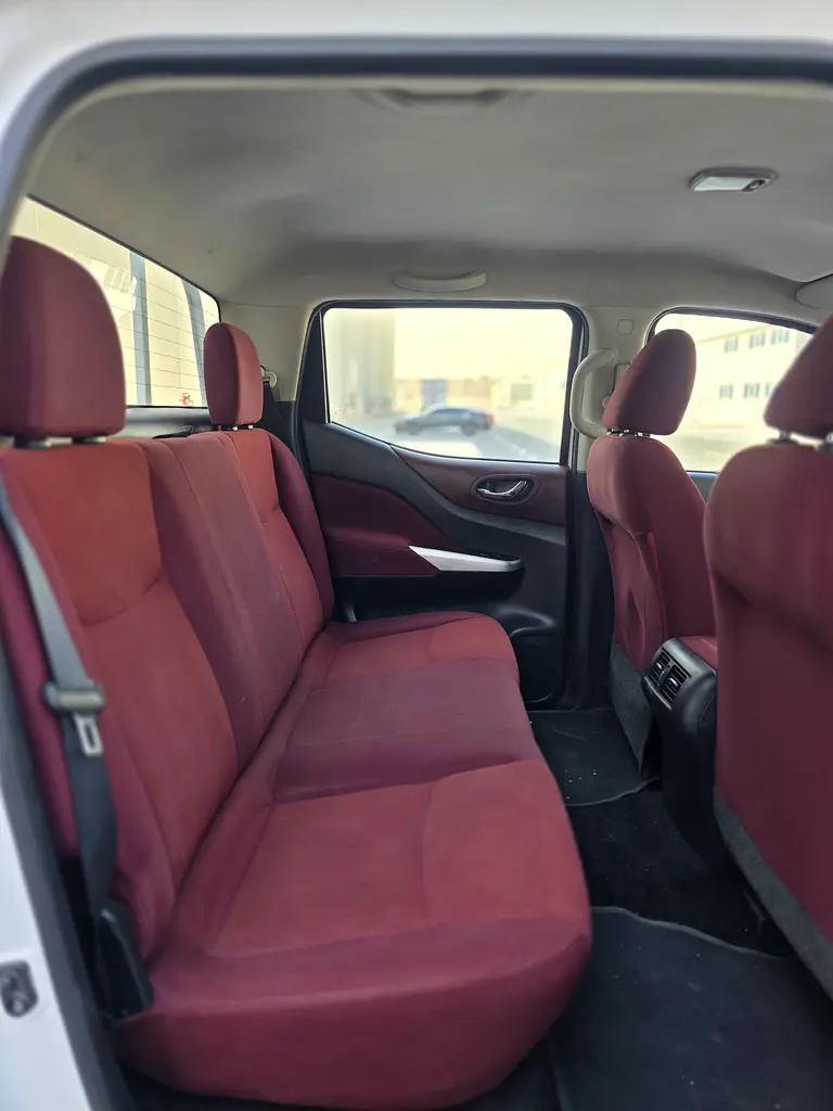 Nissan Navara 2016 Automatic Gear Double Cabin 4x4 SE GCC - Image 16
