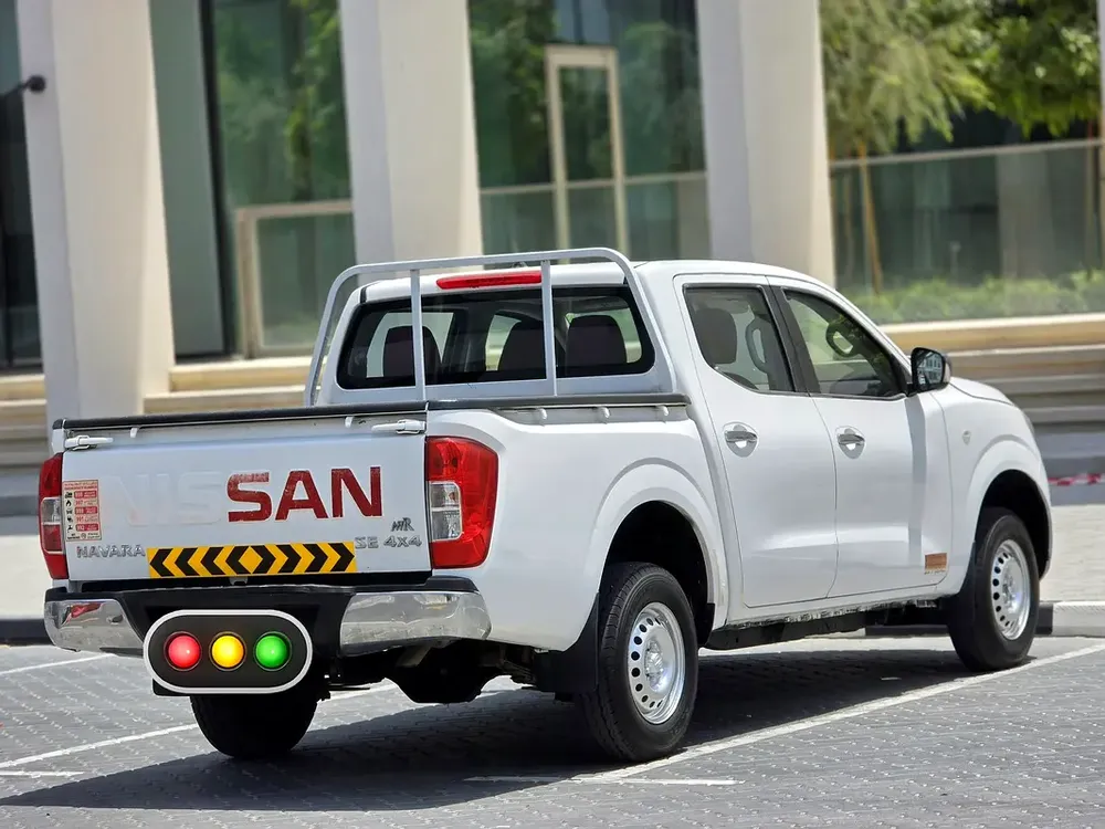 Nissan Navara 2016 Automatic Gear Double Cabin 4x4 SE GCC - Image 4