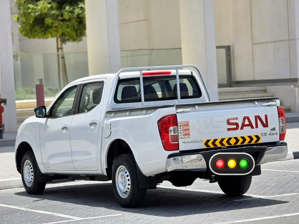 Nissan Navara 2016 Automatic Gear Double Cabin 4x4 SE GCC - Image 5