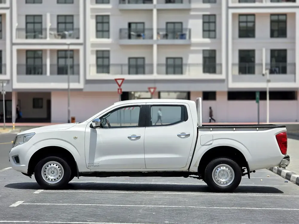 Nissan Navara 2016 Automatic Gear Double Cabin 4x4 SE GCC - Image 7