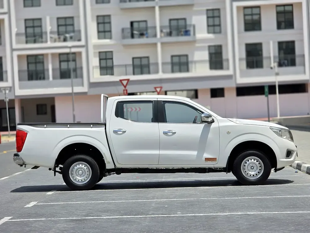 Nissan Navara 2016 Automatic Gear Double Cabin 4x4 SE GCC - Image 8