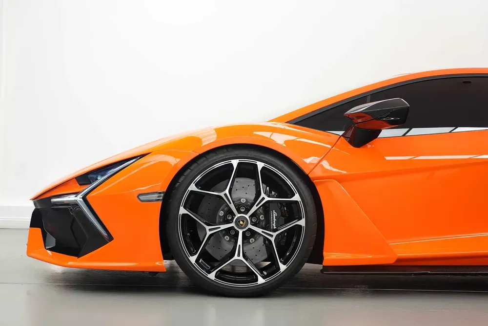 2024 LAMBORGHINI REVUELTO / HYBRID / CARBON FIBRE /  WARRANTY AND SERVICE CONTRACT - Image 6