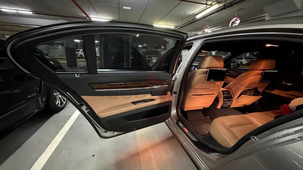 BMW 740Li 2015 | Luxury Executive Sedan | Full Options | Excellent Condition - Image 11