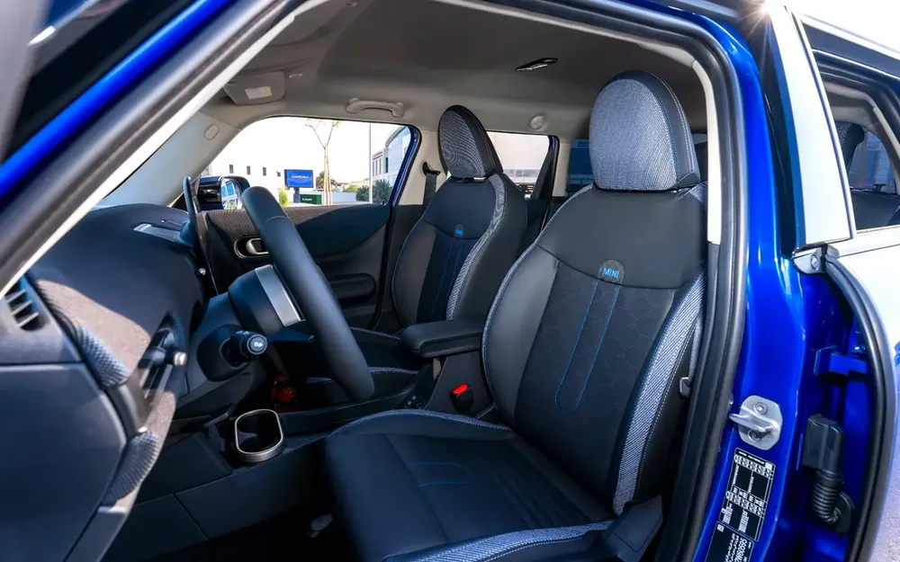 2025 MINI Cooper C 5-door | GCC | Like Brand New | First Owner | From AGMC Dubai official dealer - Image 13