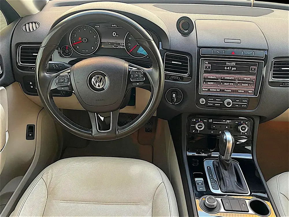 AED 1,005 P.M | Volkswagen Touareg SEL 2018 | GCC Specs | Pristine Condition - Image 10