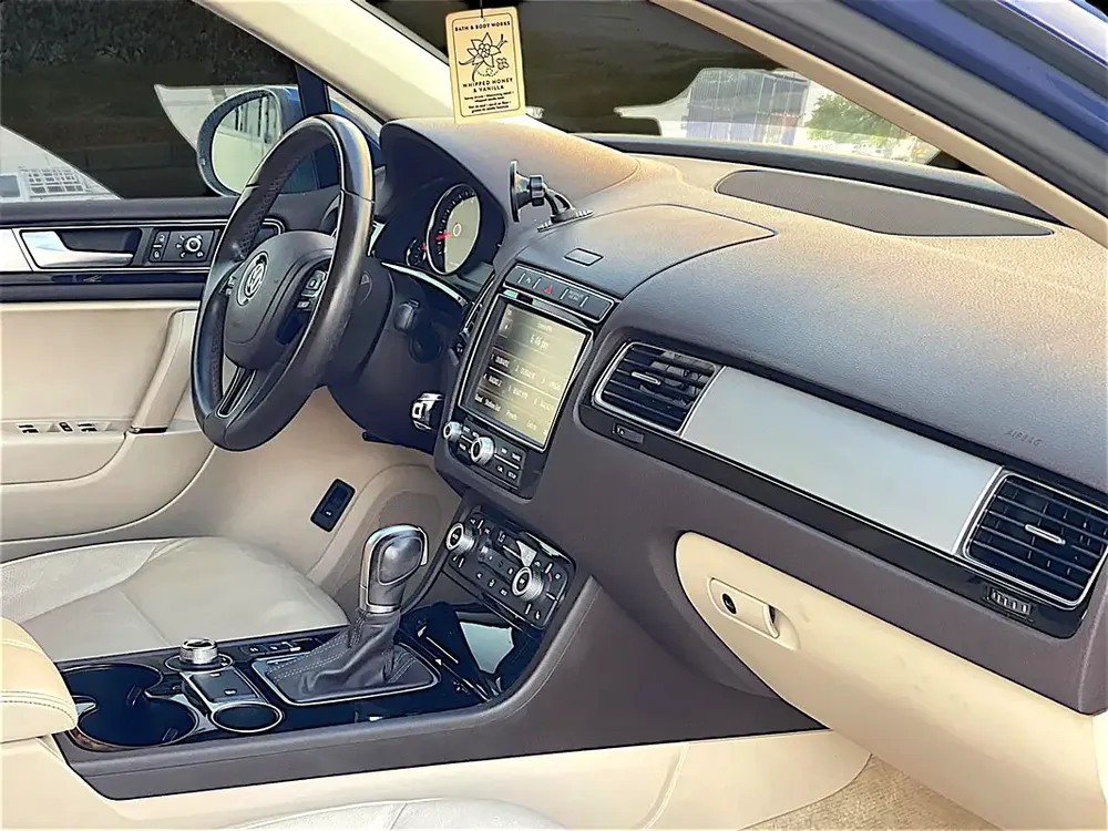 AED 1,005 P.M | Volkswagen Touareg SEL 2018 | GCC Specs | Pristine Condition - Image 12