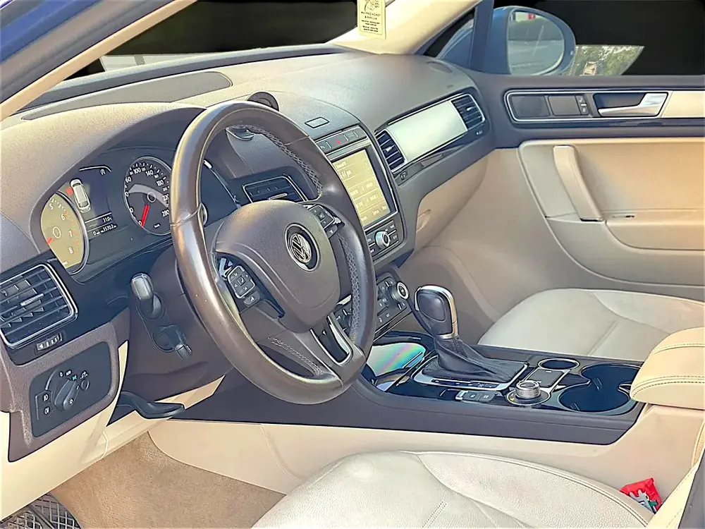 AED 1,005 P.M | Volkswagen Touareg SEL 2018 | GCC Specs | Pristine Condition - Image 13