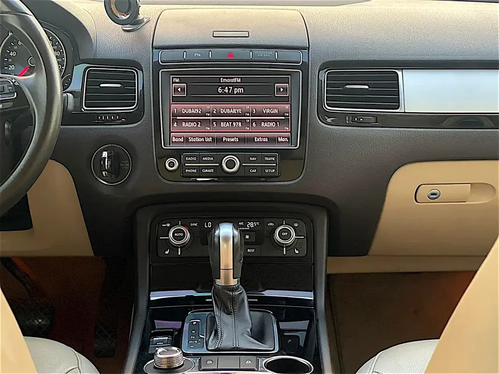 AED 1,005 P.M | Volkswagen Touareg SEL 2018 | GCC Specs | Pristine Condition - Image 14