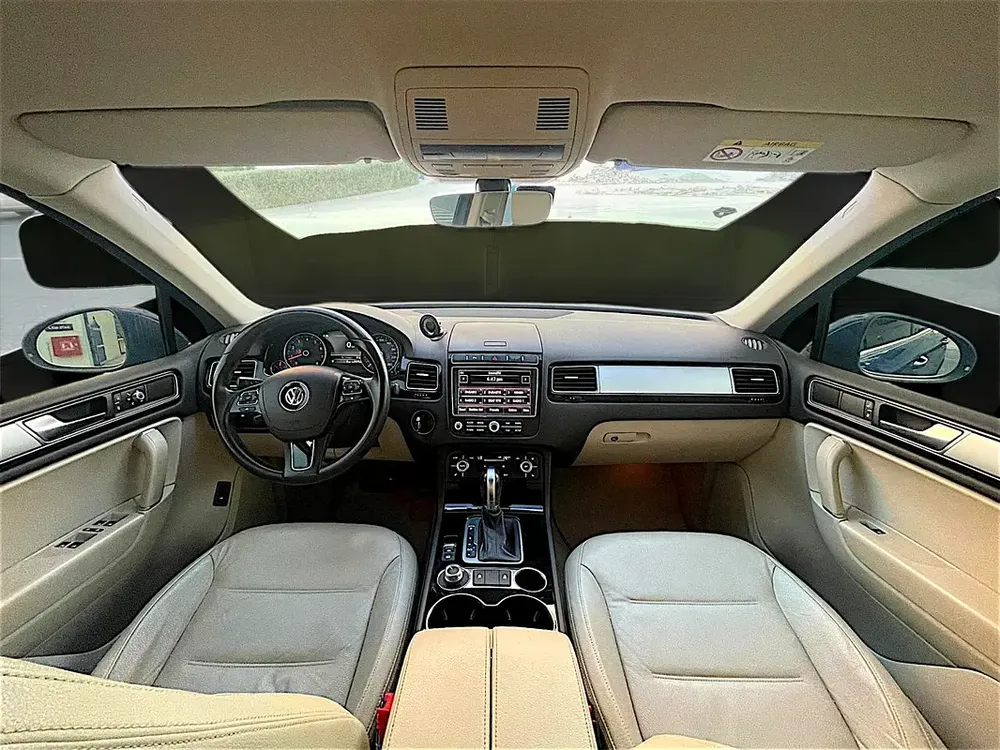 AED 1,005 P.M | Volkswagen Touareg SEL 2018 | GCC Specs | Pristine Condition - Image 15