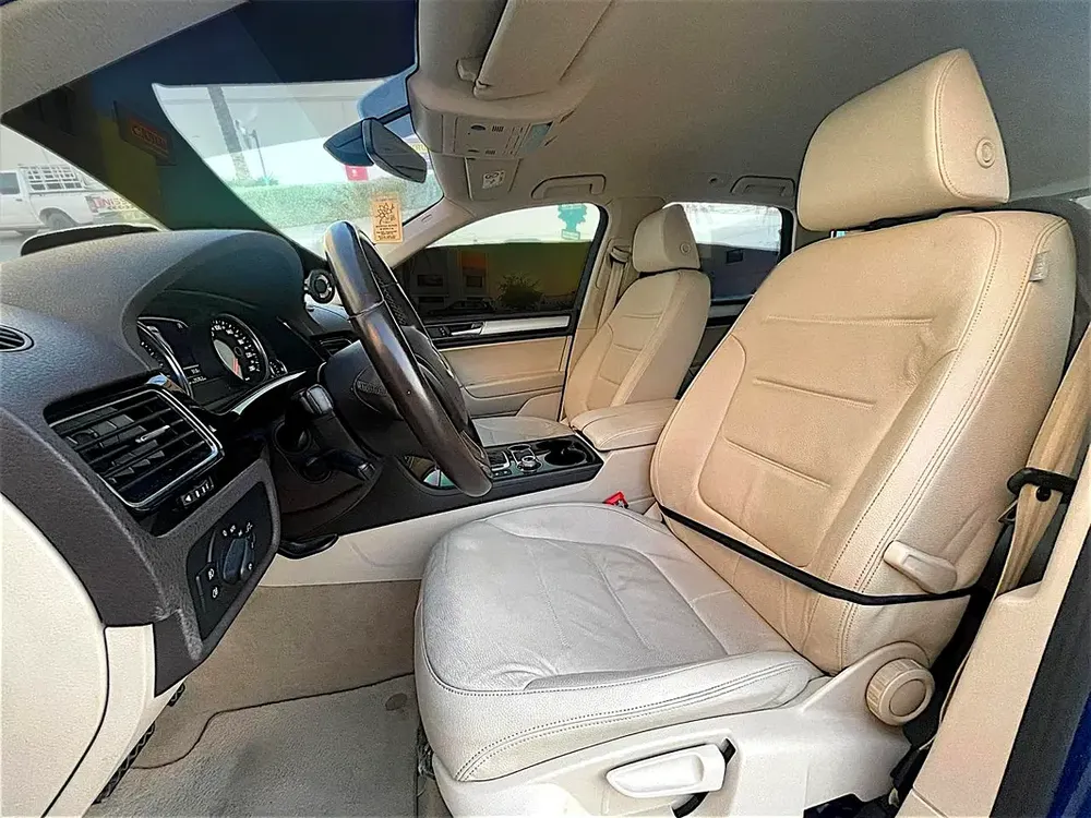 AED 1,005 P.M | Volkswagen Touareg SEL 2018 | GCC Specs | Pristine Condition - Image 16