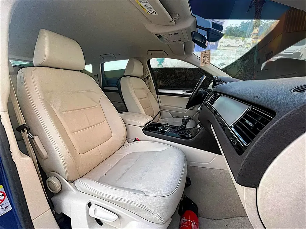 AED 1,005 P.M | Volkswagen Touareg SEL 2018 | GCC Specs | Pristine Condition - Image 17