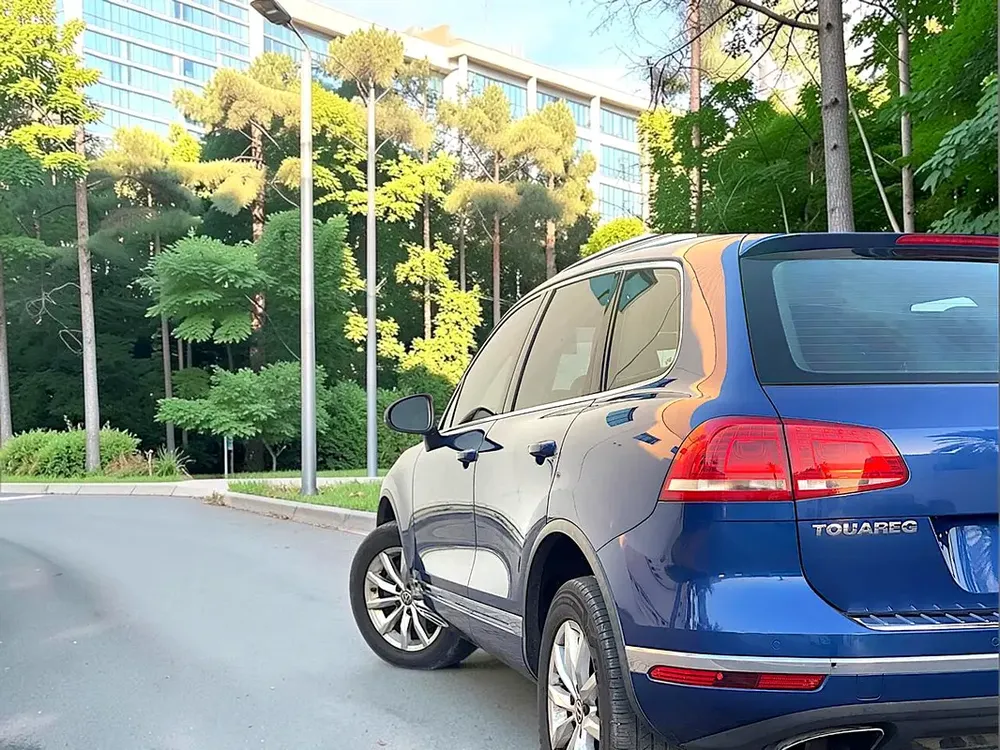 AED 1,005 P.M | Volkswagen Touareg SEL 2018 | GCC Specs | Pristine Condition - Image 8