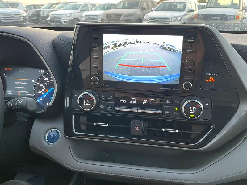 Toyota Highlander hybrid 2021 full options very clean car outside and inside for more information pl - Image 10