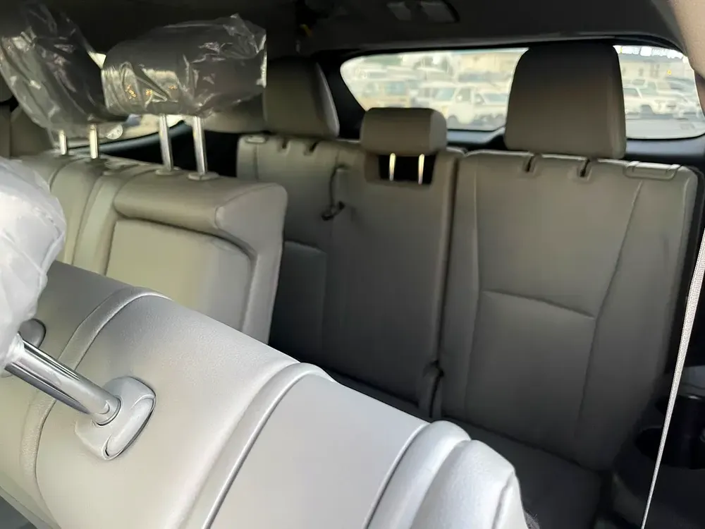 Toyota Highlander hybrid 2021 full options very clean car outside and inside for more information pl - Image 11