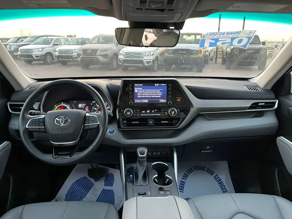 Toyota Highlander hybrid 2021 full options very clean car outside and inside for more information pl - Image 13