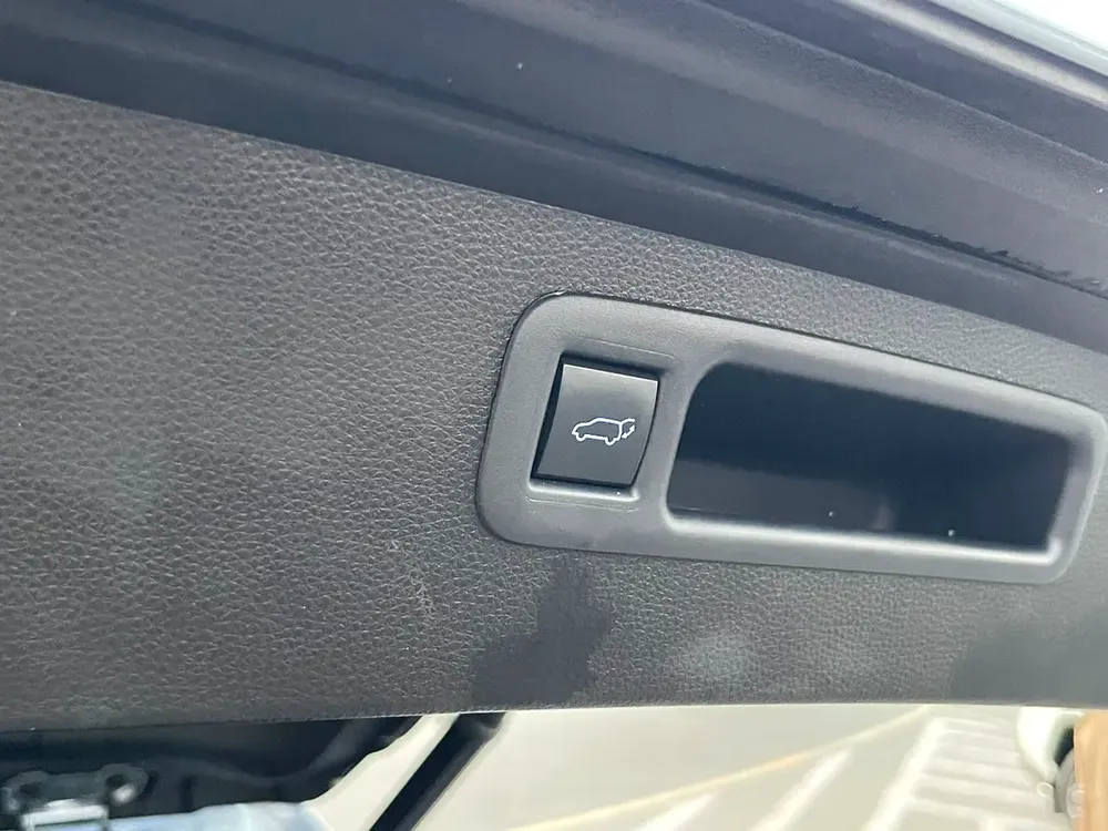 Toyota Highlander hybrid 2021 full options very clean car outside and inside for more information pl - Image 14