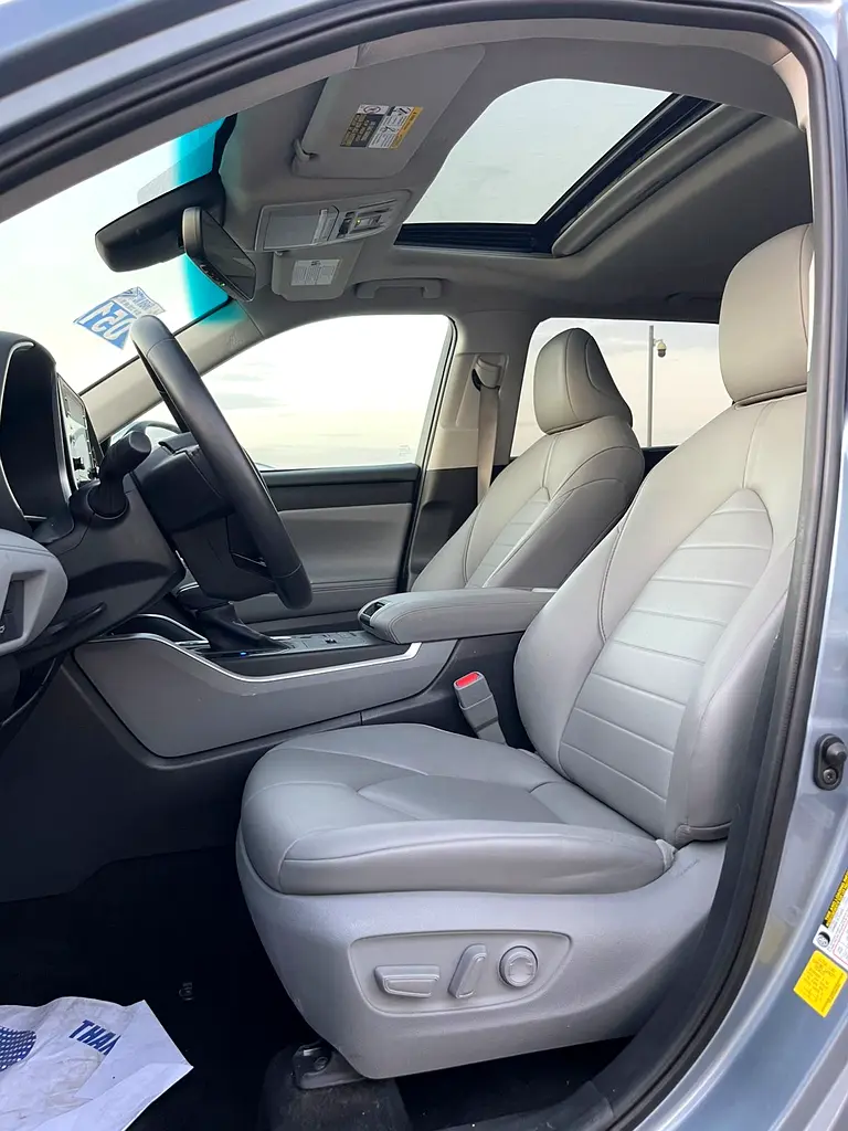 Toyota Highlander hybrid 2021 full options very clean car outside and inside for more information pl - Image 6