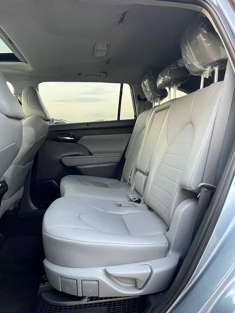 Toyota Highlander hybrid 2021 full options very clean car outside and inside for more information pl - Image 7