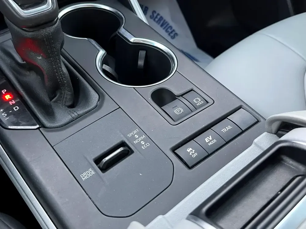 Toyota Highlander hybrid 2021 full options very clean car outside and inside for more information pl - Image 8