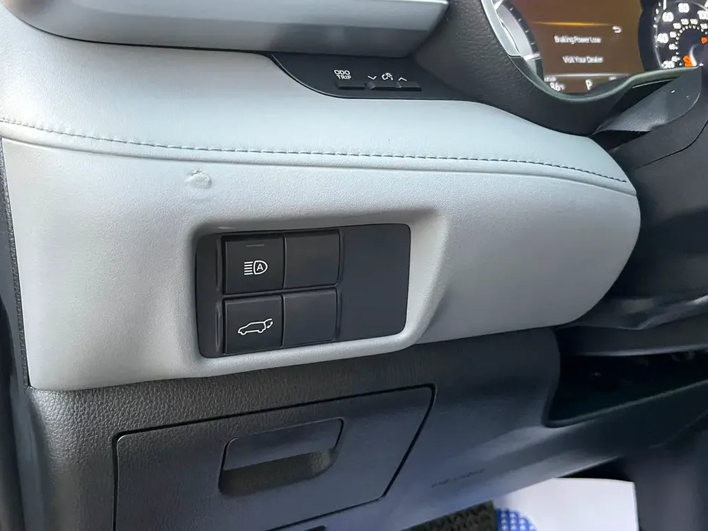Toyota Highlander hybrid 2021 full options very clean car outside and inside for more information pl - Image 9