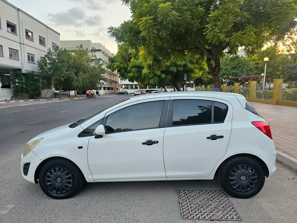 Opel Corsa Color Edition 2013 - GCC Specs Opel Corsa 2013 ..GCC. LOW MILEAGE.. PASS IN RTA - Image 6