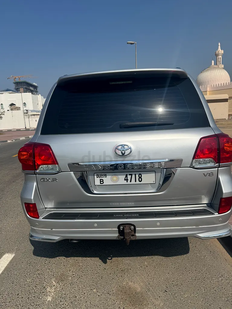 Toyota Land Cruiser 2015 GXR V8 GCC All service history ALFUTTAIM original paint single owner - Image 4