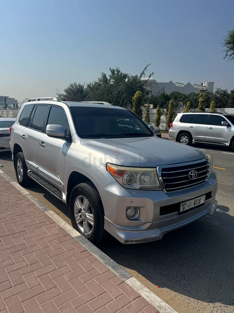 Toyota Land Cruiser 2015 GXR V8 GCC All service history ALFUTTAIM original paint single owner - Image 6
