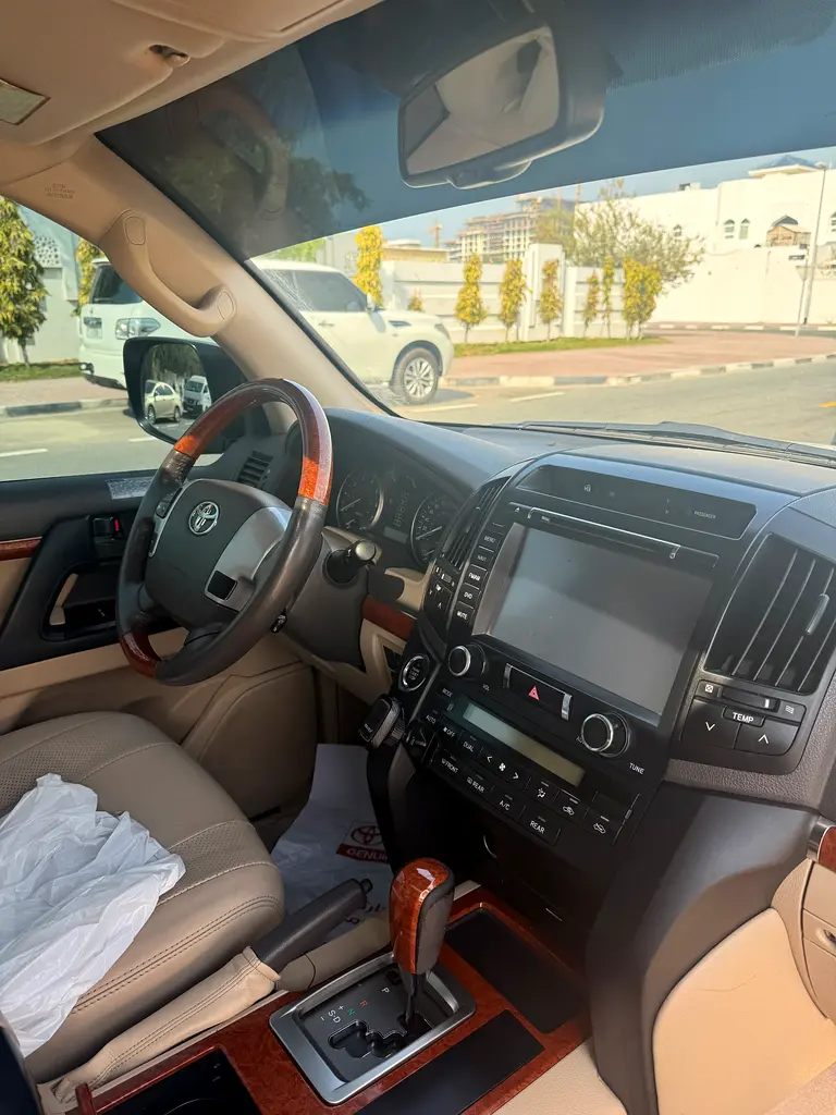 Toyota Land Cruiser 2015 GXR V8 GCC All service history ALFUTTAIM original paint single owner - Image 8