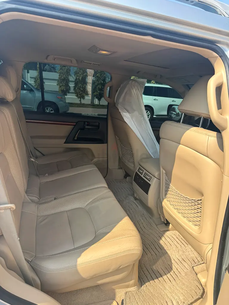 Toyota Land Cruiser 2015 GXR V8 GCC All service history ALFUTTAIM original paint single owner - Image 9