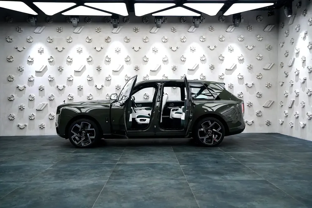 One off Black Badge Rolls Royce Cullinan - Image 4