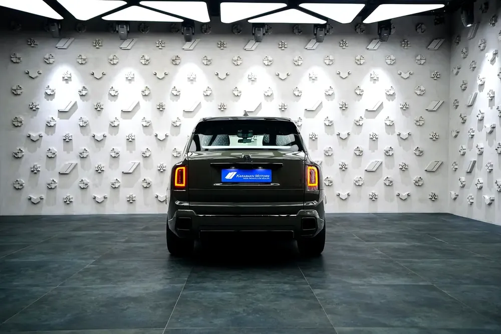 One off Black Badge Rolls Royce Cullinan - Image 5