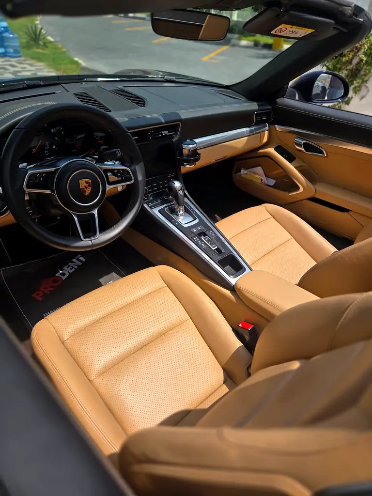 Porsche 911 convertible GCC Al nabooda warranty no accident no paint warranty Nov 2026 - Image 4