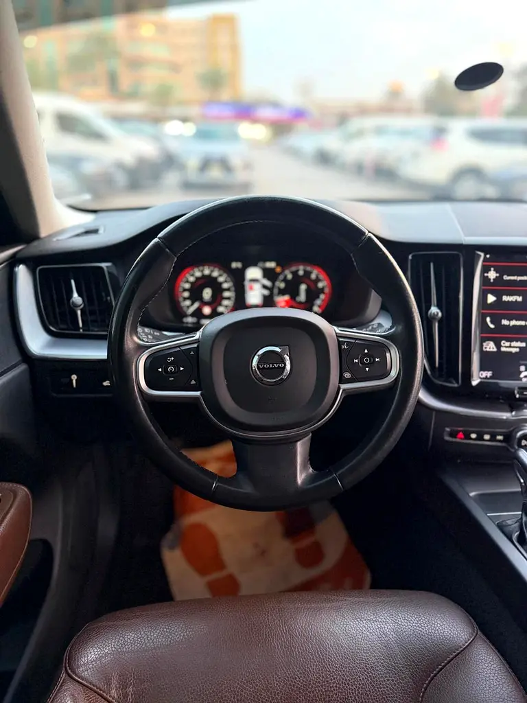 Volvo XC 60 2020 Black GCC Clean Car - Image 12