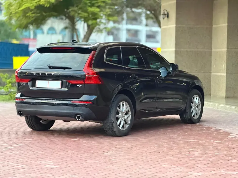 Volvo XC 60 2020 Black GCC Clean Car - Image 5