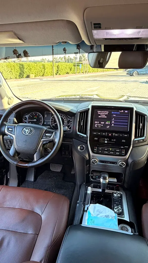 2020 Toyota Land Cruiser VXR Grand Touring - GCC Specs - Full Service History - Image 10