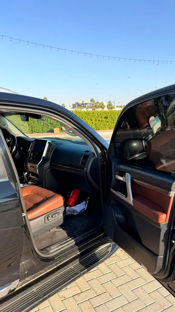 2020 Toyota Land Cruiser VXR Grand Touring - GCC Specs - Full Service History - Image 11