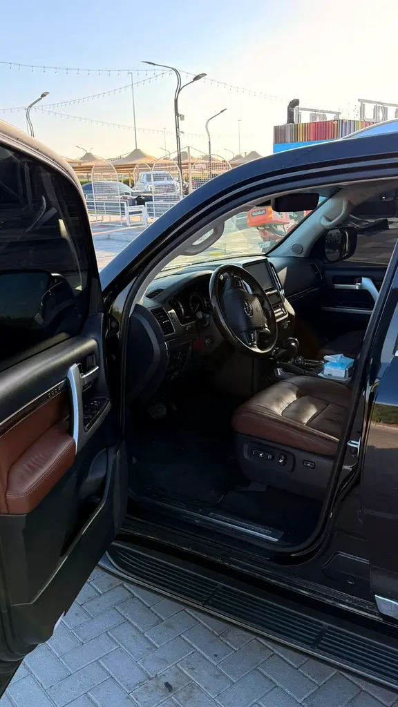 2020 Toyota Land Cruiser VXR Grand Touring - GCC Specs - Full Service History - Image 12