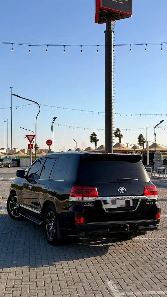 2020 Toyota Land Cruiser VXR Grand Touring - GCC Specs - Full Service History - Image 6