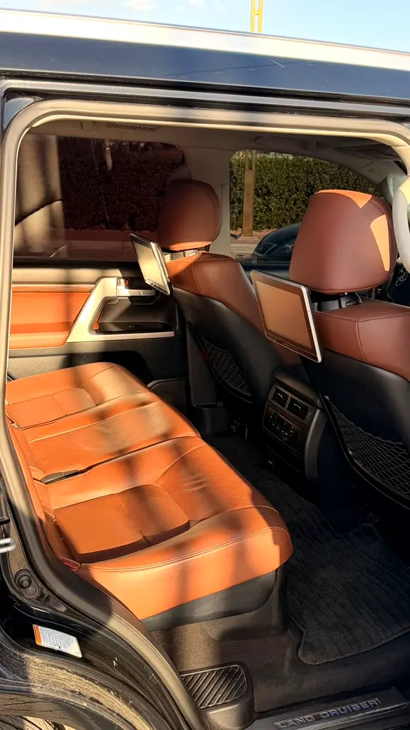 2020 Toyota Land Cruiser VXR Grand Touring - GCC Specs - Full Service History - Image 8